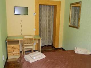 Отель Отель Кардинал Винница Стандартный трехместный номер-2