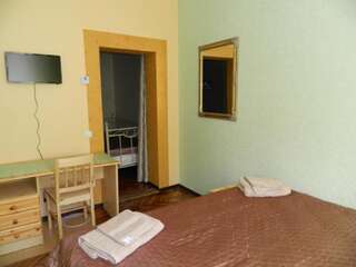 Отель Отель Кардинал Винница Стандартный трехместный номер-5